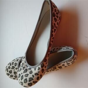 Crazy 8 girls Size 5 Animal print slip-ons. Comfy